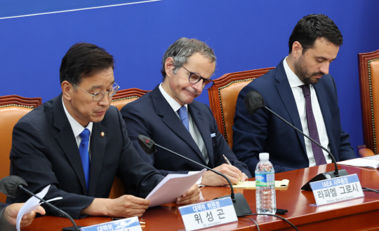 라파엘 그로시 국제원자력기구(IAEA) 사무총장이 9일 서울 여의도 국회에서 열린 더불어민주당 후쿠시마 원전오염수 해양투기저지 대책위원회-국제원자력기구 면담에서 위성곤 위원장의 발언을 듣고 있다. 공동취재=연합뉴스,